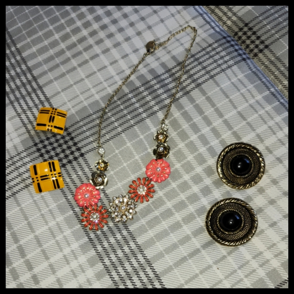 Charming Gold and Pink Necklace with Floral Accents + 2 Pairs of Y2K Earrings●